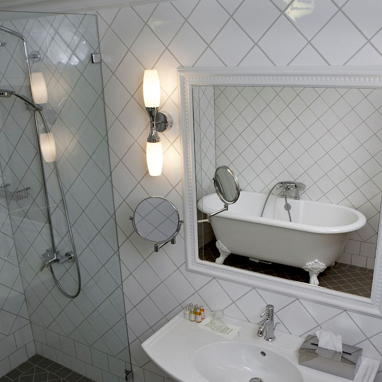 Hotelli Hirvihaaran Kartanon lasipaviljongin kylpyhuone