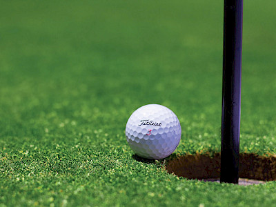 Golfloma Hirvihaarassa – Yhdistä vihreät väylät ja kartanon luksus